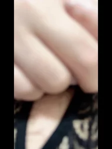 爽也不敢叫，怕给隔壁大儿吵醒，老公用小玩具把我玩到颤抖